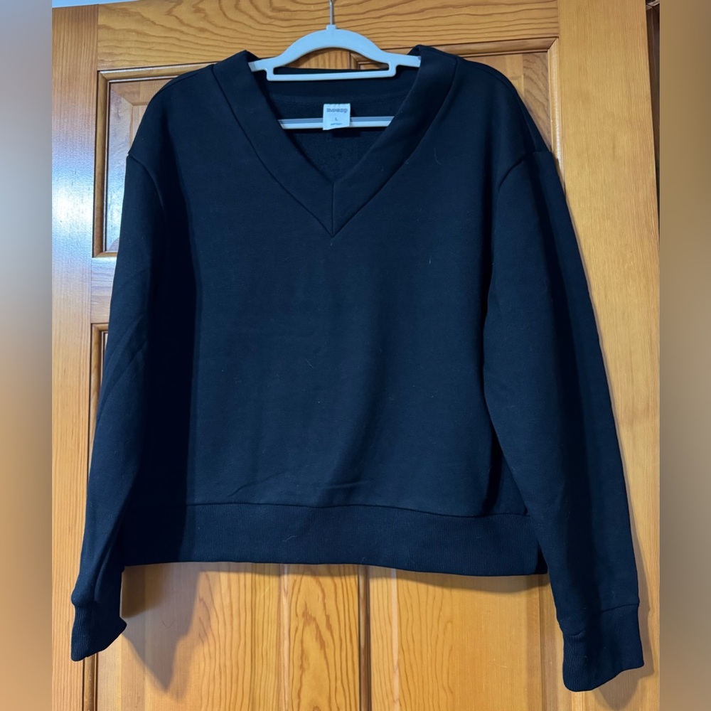 Rosio Classic Black V-Neck Sweatshirt